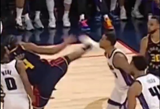 抬腳過高踢到了對(duì)手下巴！NBA官方：穆迪這一動(dòng)作被判1級(jí)惡犯